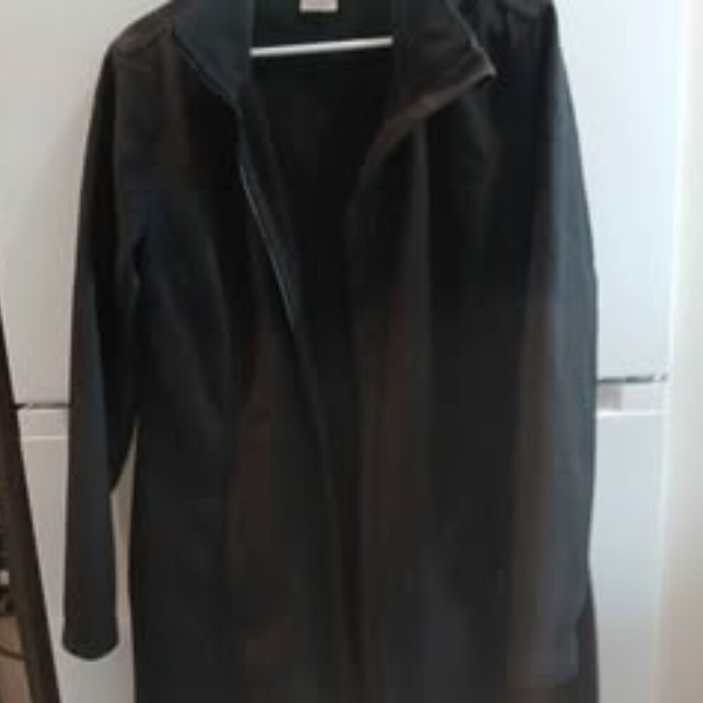 Black Spring/Summer 3/4 jacket with zipper and hood.